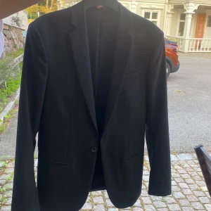 FILIPPA K KAVAJ - Filippa K kavaj i strl 48, skulle säga att motsvarar S/M. En fin kavaj i gott skick som går att använda till vardags samt vid finare tillställningar. Nypris ligger på ca 3700kr, jag säljer min för 1.200, priset går att diskutera vid snabb affär!