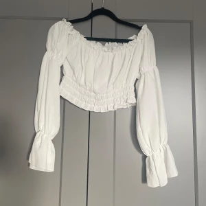 Vit mat tröja - Aldrig använd, är i storlek xxs men funkar att använda om man har storlek S\M om man vill ha den kortare.