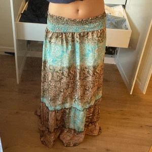 Färgglad Långkjol Grekland  - Jätte fin långkjol med olika färger som är köpt i Grekland, använd cirka 2 gånger. Super fint skick. Går inte att hitta i Sverige💕