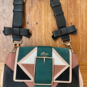 Guess väska  - Oanvänd väska från Guess i olika färger. Banden kan justeras. Inköpspris ca 2000. 