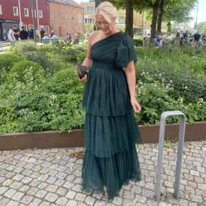 Balklänning  - Säljer denna otroliga balklänning från lace and beads i storlek 36/38. Använd en gång och är i fint skick! 