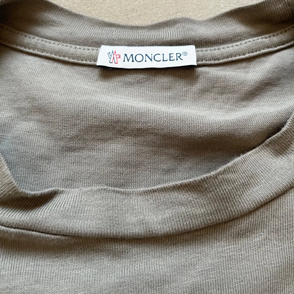 Moncler t shirt som helt ny. Använd en gång bara. Kvitto finns. Storlek M  Nypris: 3300 kr . T-shirts.