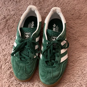 Gazelle Skor - De är köpta från Adidas sidan. De är i jättebra skikt och använd bara två gånger på grund av de är stora. De är i storlek 6US och 7 1/2UK