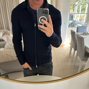 J.Lindeberg cardigan - Hej säljer nu min fina J.Lindeberg cardigan i storlek M. Den är i nyskick och kommer vara otroligt snygg i höst/vinter. Nypris 1800kr! Vi kommer att sälja liknande produkter nu närmare vinter så glöm inte följa profilen!🌊🍾