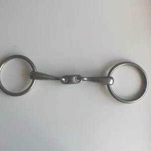 Bett strl: 13.5 - Jag säljer ett helt vanligt silvrigt tredelat tränsbett, använt men bra skick och har inte rostat. Storlek 13.5