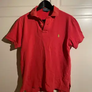 Ralph lauren piké i storlek S. Bra skick, pris 250.