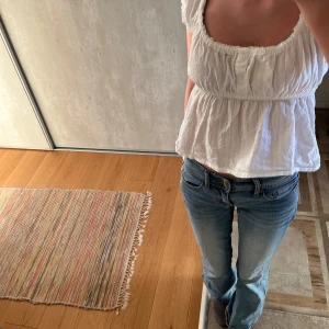 Gullig blus - Nästan oanvänd vit blus med fina detaljer och knappar som är i jättefint skick!