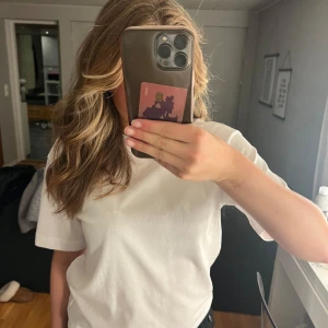 Vit t-shirt 🤍 - En fin basic t-shirt i rak modell som aldrig är använd. 🤍