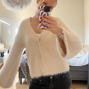 Stickad Kofta - Så fin ljusrosa stickad kofta som jag precis har köpt men känner inte riktigt att jag passar i den🩷Väldigt skönt och mjukt material!🩷Inga defekter eller något!! 