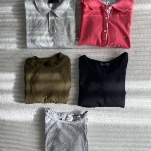 Ett kit med fem toppar - Tommy Hilfiger, zara etc - Kit med fem st toppar. S/XS.  Hallonröd från Tommy Hilfiger. En söm har gått upp längst ner. Se bild. Stl S. Bra skick.  Grå piké. Stl S. Bra skick.  Grön topp. Stl S. Bra skick.  Randig T-shirt. Stl S. Ok skick.  Svart T-shirt. Stl XS. Bra skick. 
