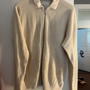 JACK & JONES PREMIUM tröja - Köpt på J&J i borås men använd extremt lite gånger då ja tappa intresset för tröjan rätt snabbt! Men enbart tvättad 1 gång och använd me måtta