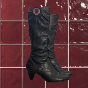 Svarta Boots - Skitsnygga svarta skinnboots med coola detaljer och låg klack. En bekväm sko i bra skick! Så snyggt till hösten 🍇😍