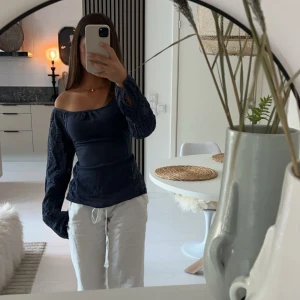 Blå blus - En jättesnygg mörkblå blus som knyts i ryggen🌊✨⭐️den är i storlek M men passar även S