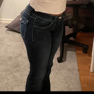 Low waist jeans - Jätte bra skick på jeansen, använt fåtal gånger💕jag är 1,59 ungefär