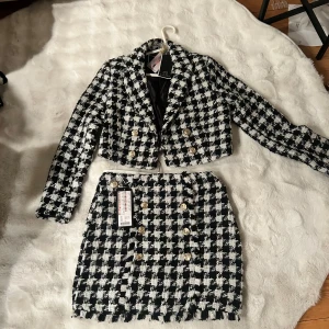 Dräkt - Kjol/kavaj -  Säljer ett helt nytt orört sett från Newyorker i väldigt bra skick o helt oanvänt. Det ingår även extra knapparna man får med i köpet. Säljer både kjol o kavaj för 400 där original priset är 620kr. Men man kan även köpa enskilt kjol eller kavajen.