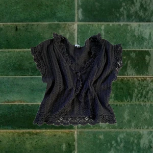 Stickad Topp - Superfin stickad svart topp /bolero med knapp på framsidan 🪸