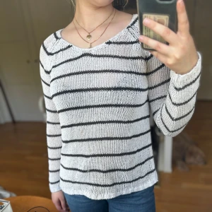 Stickad tröja från Lindex  - Använd stickad tröja från Lindex 