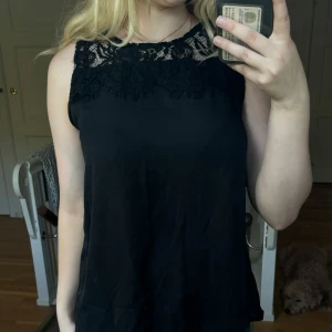 Linne med spets  - Ett svart linne med spets