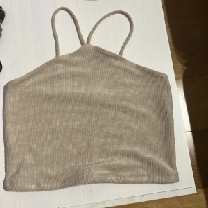 Beige topp, Gina tricot  - Supersnygg topp från Gina tricot, storlek s