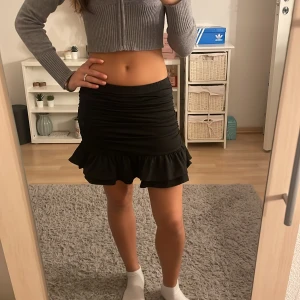 Snygg kjol med scrunch i bak - Kom inte till användning, stretch material, för teens står det, passar för folk i xs 