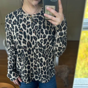 Leopard mönstrad tröja från Gina  - Leopard mönstrad tröja från Gina i bra skick.