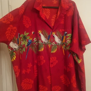 Vintage 90s Hawaiian shirt button up XXL  - Vintage Hawaiian shirt size XXL Condition as seen in pictures All clothes have been stored in boxes so they have to be washed by the buyer.