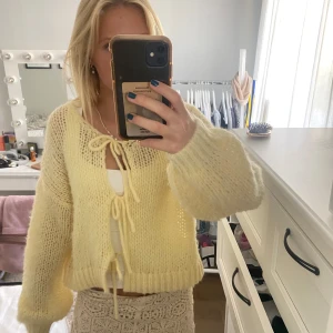 Stickad Kofta - Stickad kofta köpt i Norge❤️ Använd en gång