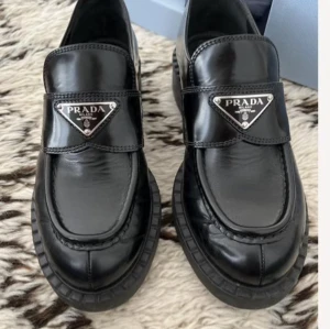 Prada Loafers  - Strl: 35 Mycket bra skick-som ny.  Passform:Dam Köpt skorna från Prada online. Har använts ca tre gånger. Har stått i garderoben i två år.  Nypris: 10.000