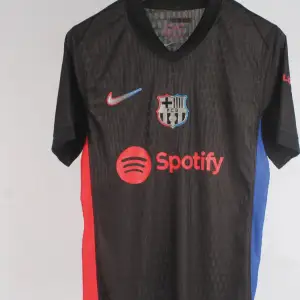 Helt nya Barcelona t-shirts. ST är XL men L är bättre.