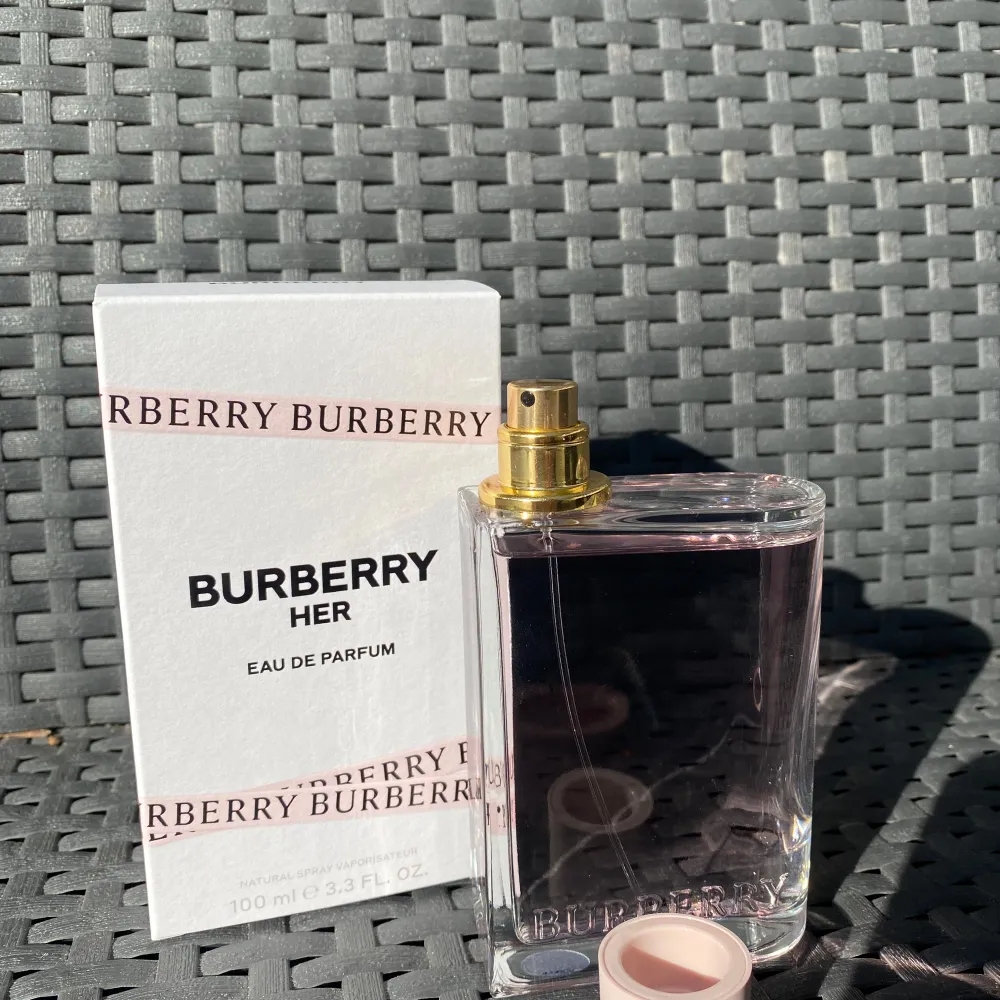 100ml Burberry her parfym endast testad. Älskar doften men passade inte mig när jag väl hade på den. Nypris skiljer sig mellan ca 1500-1900kr. Parfym.