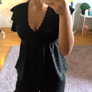 Svart blus! - Nu säljer jag min fina svarta blus som är helt oanvänd och i jätte fint skick. Som ny! I storlek S eller XS minns inte men passar båda. Hör av er vid intresse💕