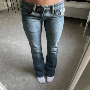 Diesel jeans - Snygga jeans från diesel med detaljer på bakfickan. Köpta tidigare på plick och inte andvända av mig då dom inte satt som jag vill ha dom midjemåttet rakt över är 38cm och innerbenslängd är 71cm. (Lånade bilder från tidigare säljare) förutom första 