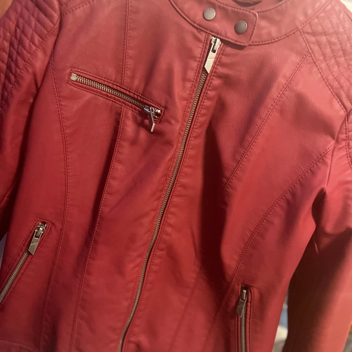 Röd Skinnjacka  - 91