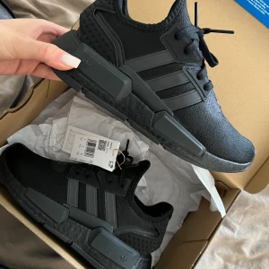ADIDAS SNEAKERS NMD  - Hej, säljer helt nya adidas sneakers. Aldrig använda. De är köpta i en butik i en annan stad än den jag bor i och därav är det inte möjligt för mig att retunera. Originalbox medföljes. Jättefina och bekväma. 