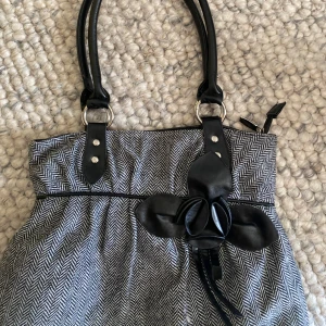 Handväska - Snygg skolväska med rosett