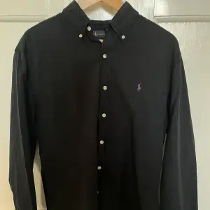 Snygg Ralph Lauren skjorta i svart färg. St L och passform SLIM FIT. Skick 9/10. 