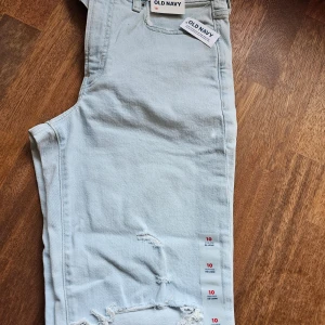 Jeans med hål - Aldrig använda jeans med hål. Kan skickas mot frakt alt hämtas i Sjöbo eller Lund.