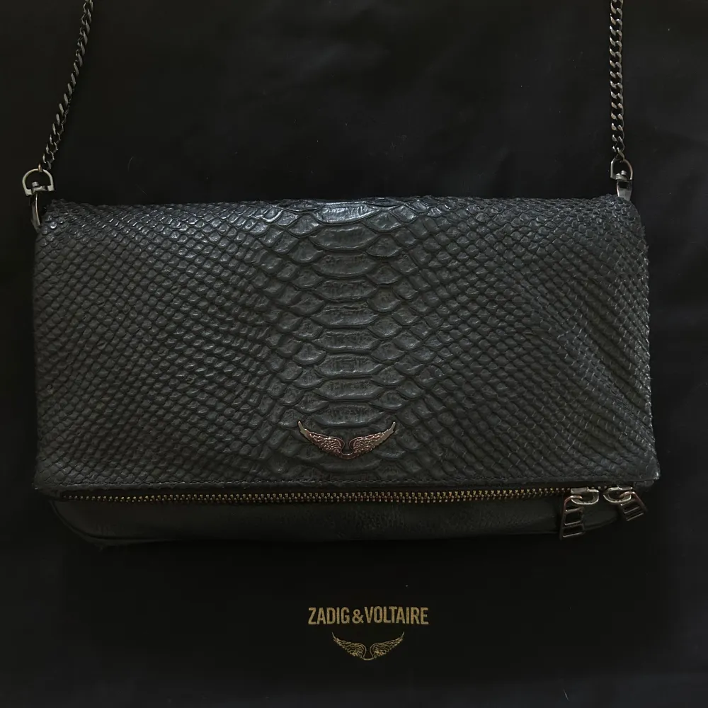 Säljer nu min Zadig & Voltaire väska!Snyggt unikt mönster och väskan är helt i äkta läder. Finns såklart tecken på användning men väskan är i bra skick! Nypris just nu ligger runt 5000kr.. Laukut & Käsilaukut.