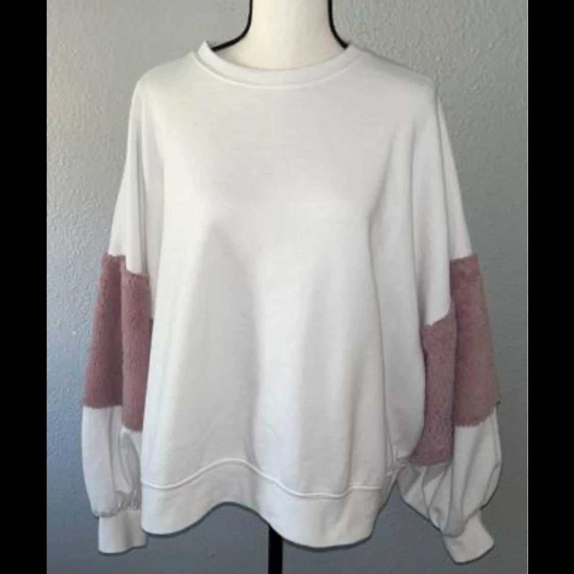 Vit tröja med rosa plyschdetaljer - 91