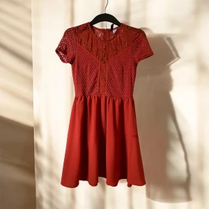 Oanvänd klänning  - Oanvänd klänning från H&M st. 36. 86 cm lång.  Färg: rost.  ☀️