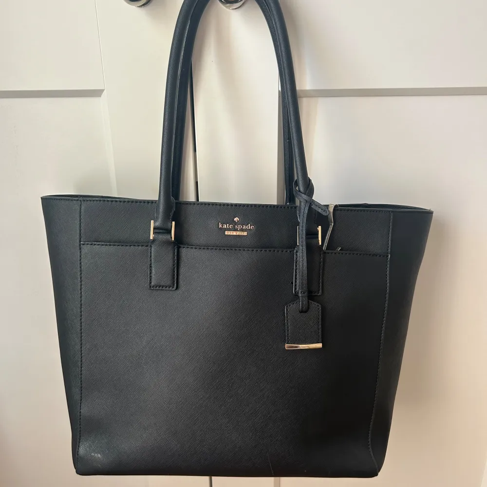 Kate spade new york  Cameron Street Havana Saffiano Leather Tote bog black bag. Can fit a laptop.   Chic in saffiano leather, this structured kate spade new york tote offers on-point office style. * Double handles  * Open top; lined  * Interior padde. Väskor.