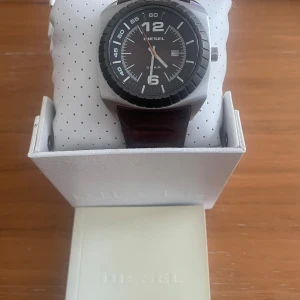 Diesel klocka  - Fin diesel klocka i leder armband 