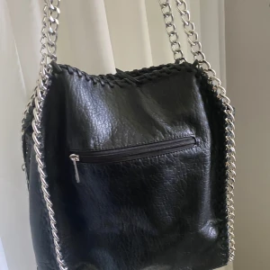 Handväska Tiamo - Säljer min väska från Tiamo då den inte används längre. Väskan har en liten defekt som syns på bilden. Skriv för fler bilder och mått!