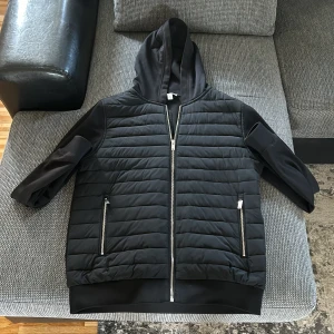 Reiss cardigan  - Säljer min reiss cardigan då den knappt kommit till användning. Den passar perfekt nu till till hösten. Hör av er vid ev frågor. Ny pris 1300. Priset kan disskuteras vid snabb affär