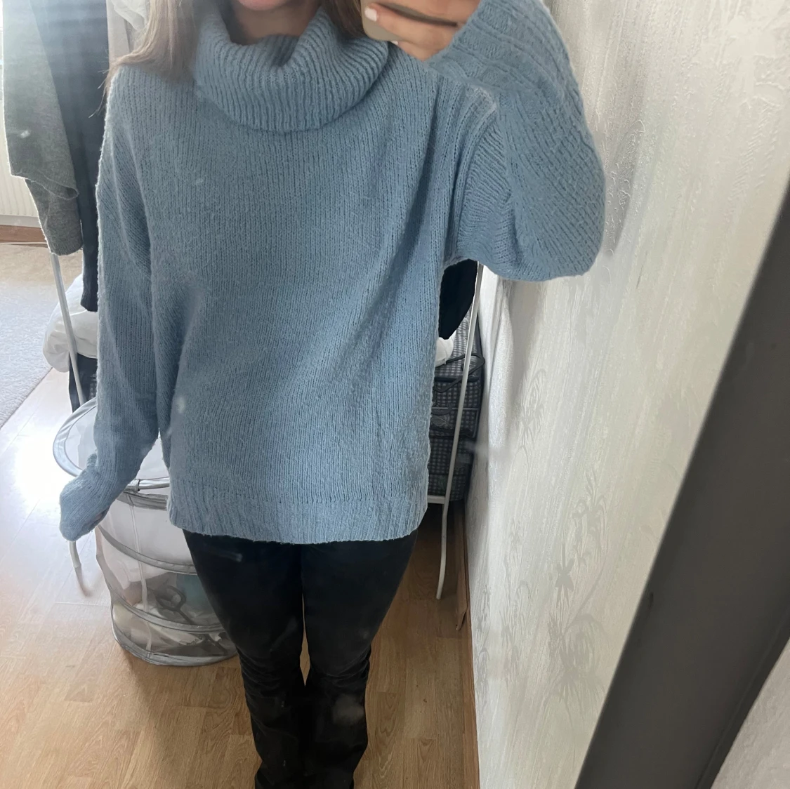 Ljusblå stickad polotröja