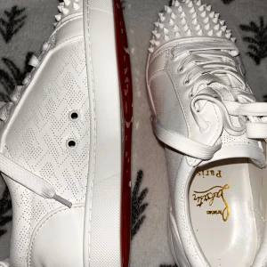 Christian louboutin skor - Vita Louboutin skor  storlek 43  för fler frågor kom DM