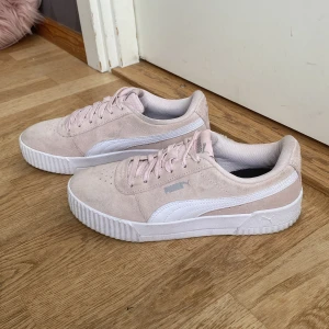 Rosa puma sneakers - Ett par jätte fina rosa puma sneakers nästa oanvända. Va tyvärr flr små för mig  Skov om ni har frågor 💕  Pris kan diskuteras 