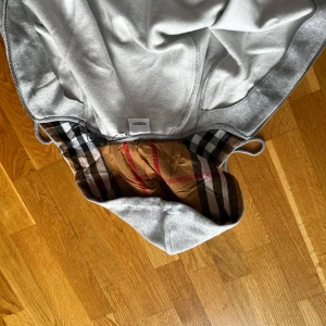 Burberry hoddie - Det är en burberry hoddie som är helt ny med påse. Storleken är en liten M perfekt för höst och vår. Den är stilig och enkel att matcha med andra kläder 
