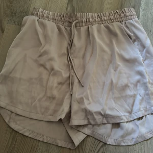 Siden pyjamas  - Fin rosa pyjamas som jag säljer pga för liten. Finns ingen kategori för pyjamas därför står det byxor ❤️