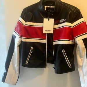 Bikerjacka - oanvänd strl xs